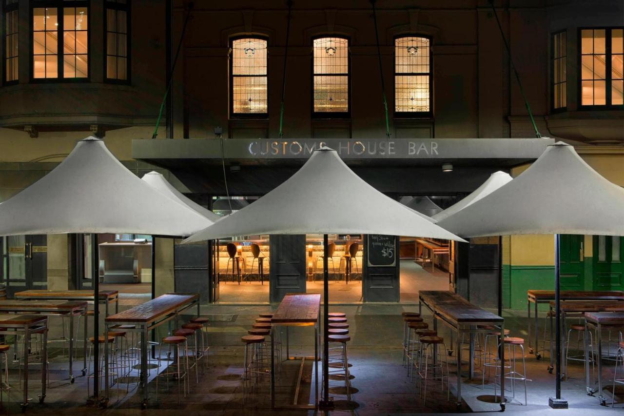 Sydney Harbour Marriott Hotel at Circular Quay Exteriör bild The bar at night