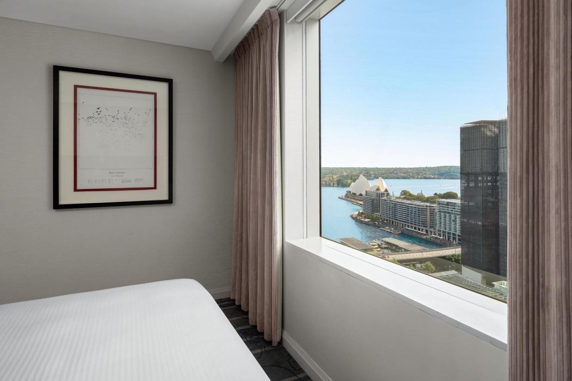 Sydney Harbour Marriott Hotel at Circular Quay Exteriör bild A guest room at the hotel