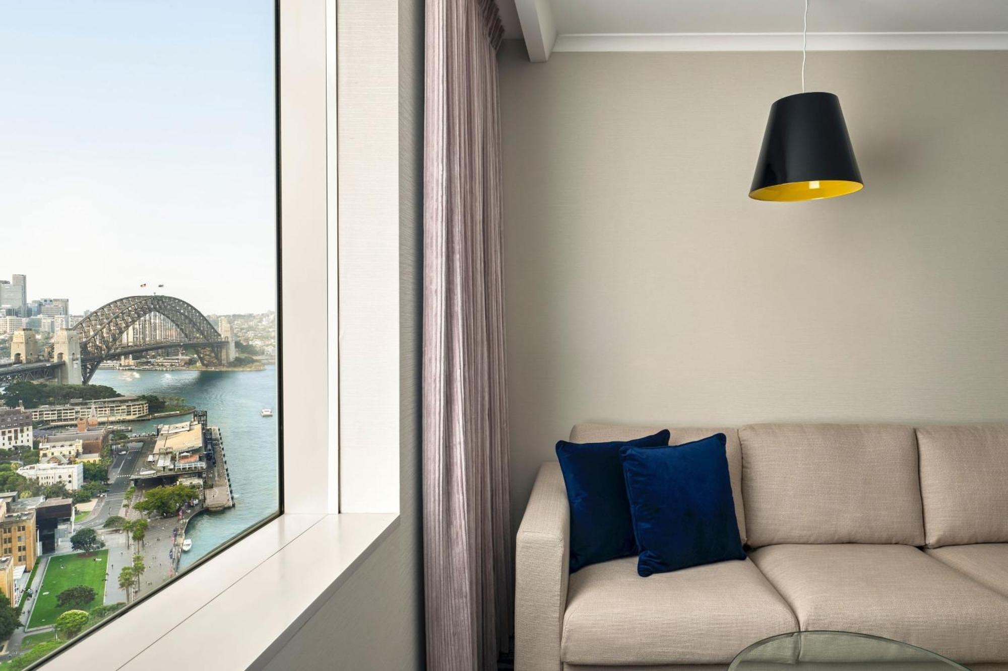 Sydney Harbour Marriott Hotel at Circular Quay Exteriör bild A view of the Sydney Harbour Bridge from a suite at the hotel