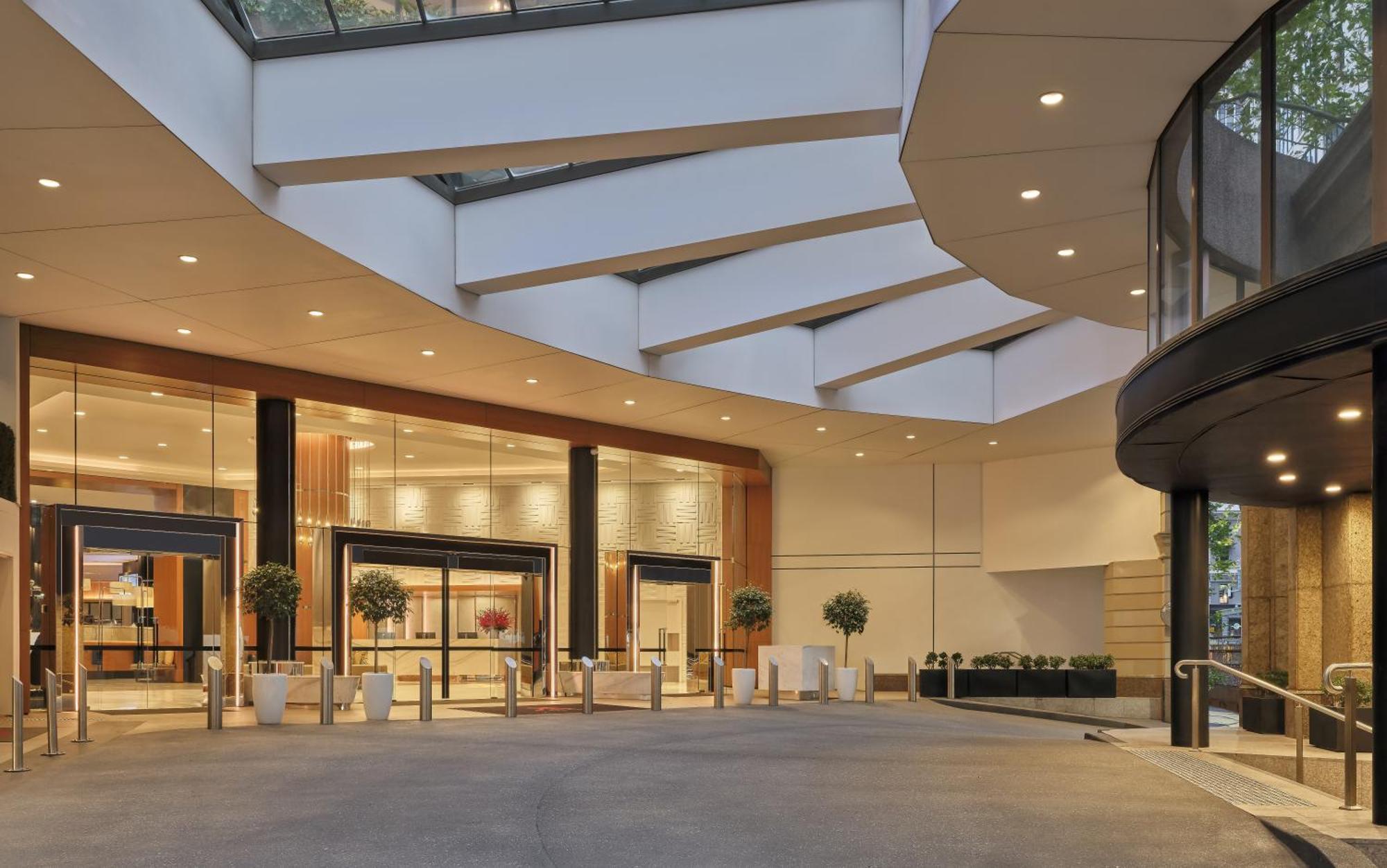 Sydney Harbour Marriott Hotel at Circular Quay Exteriör bild The entrance to the hotel
