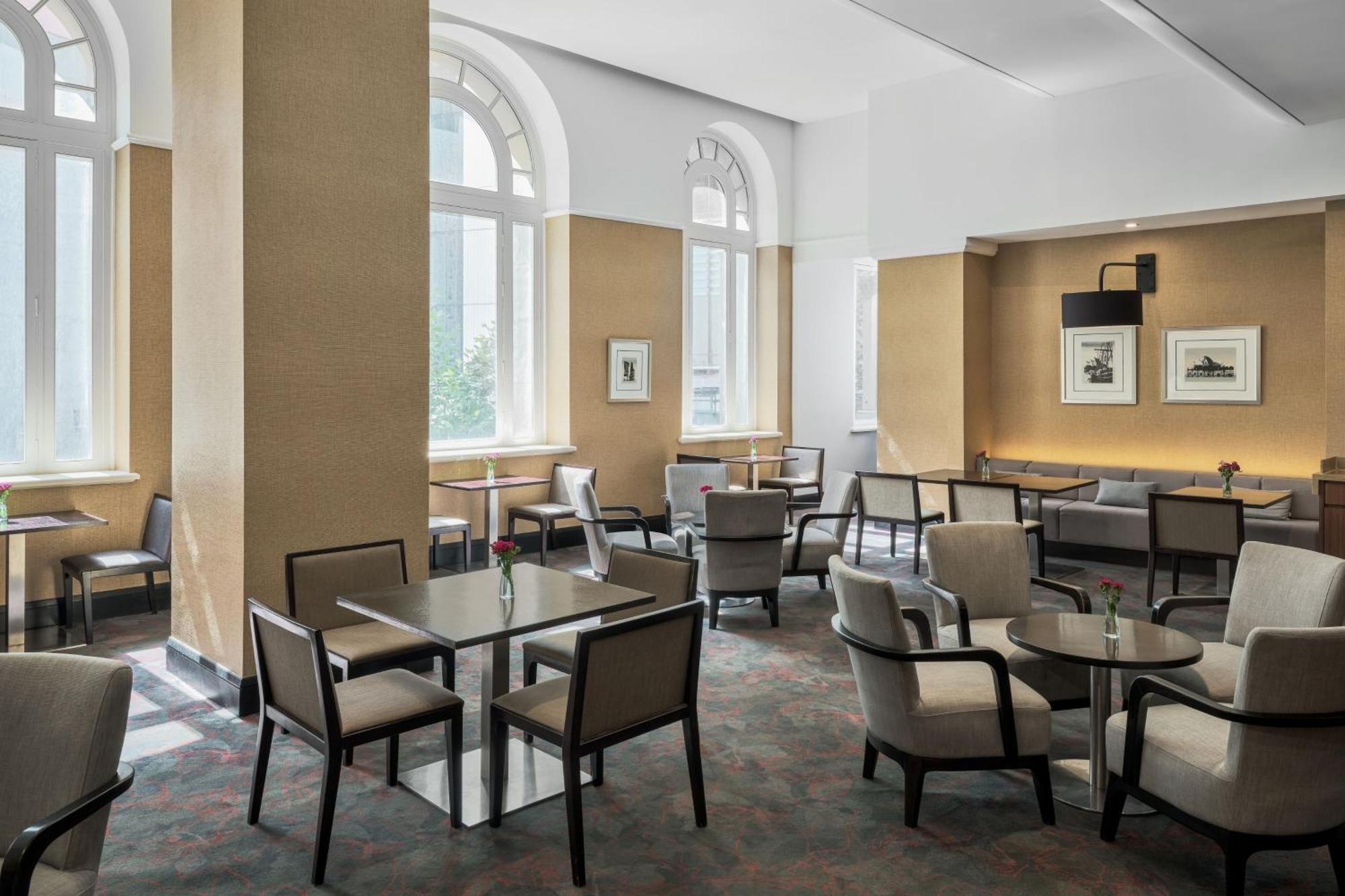 Sydney Harbour Marriott Hotel at Circular Quay Exteriör bild The Club lounge at Hong Kong International Airport