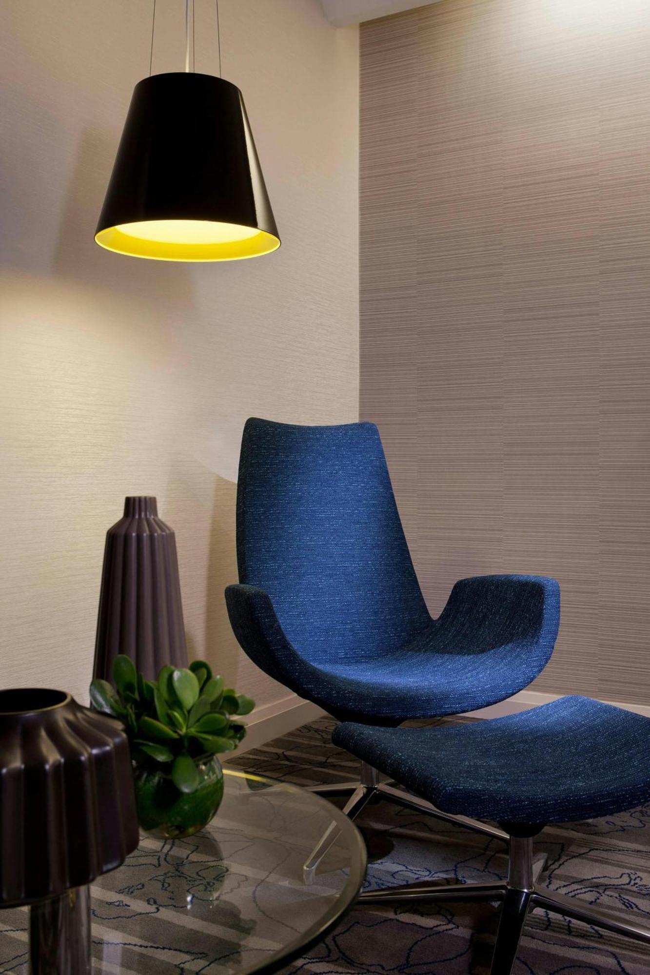 Sydney Harbour Marriott Hotel at Circular Quay Exteriör bild A chair with a blue cushion